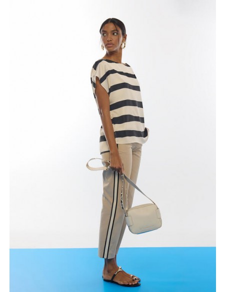 Bolso bandolera asa a contraste con logo · Lola Casademunt - modelo viste el bolso