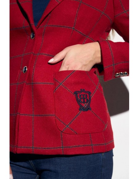 Detalle del bolsillo con escudo bordado de la americana Igualeja