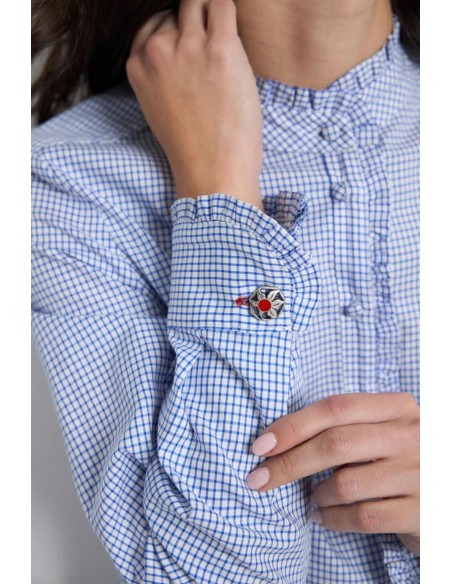 Detalle del puño con botón joya de la camisa Ferrera