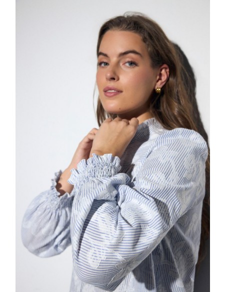 Detalle del bordado floral y la manga de la camisa Grane