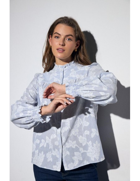 Camisa Grane bordada con vaqueros