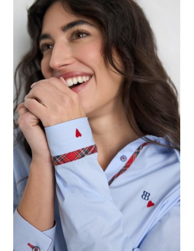 Detalle del puño de cuadros y corazón bordado de la camisa Joncet
