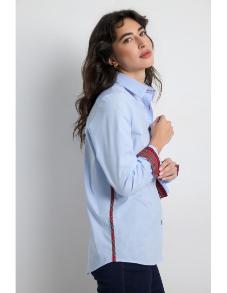 Camisa Joncet celeste de perfil con puño remangado