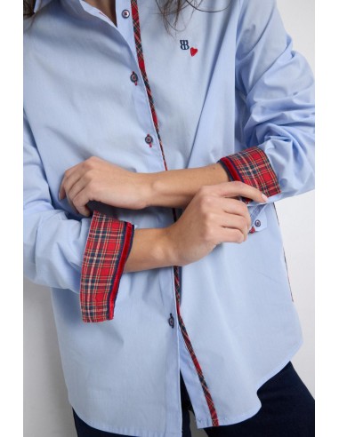 Detalle de la tapeta y puños de cuadros escoceses de la camisa Joncet