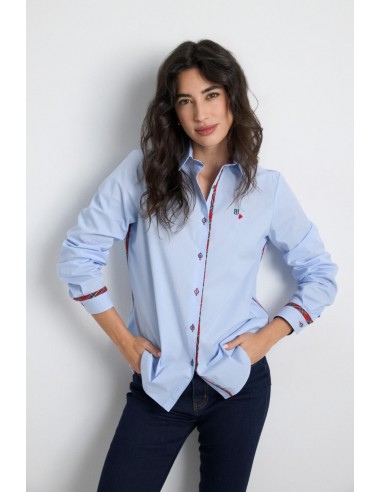 Camisa Joncet celeste con las manos en los bolsillos