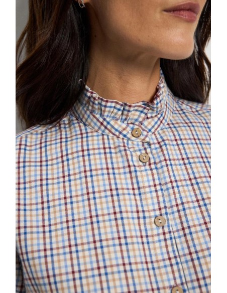 Detalle del cuello mao con volante de la camisa Mahila