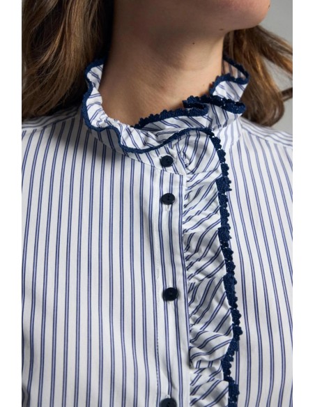 Detalle del cuello mao con volante de la camisa Atina