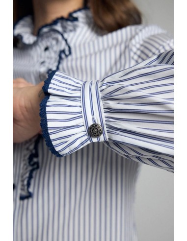Detalle del puño con volante y botón de la camisa Atina