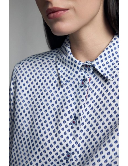 Detalle del cuello y el estampado geométrico de la camisa Raelia