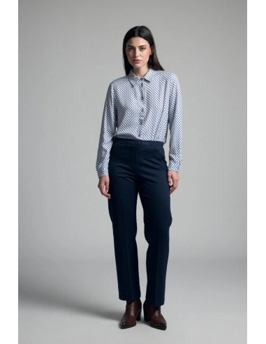 Look completo con camisa Raelia y pantalón azul marino