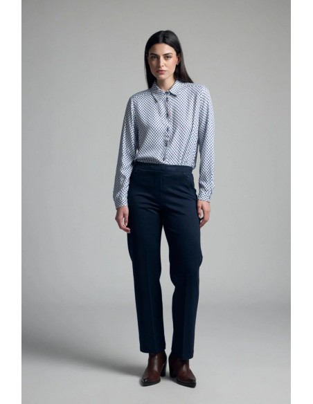 Look completo con camisa Raelia y pantalón azul marino