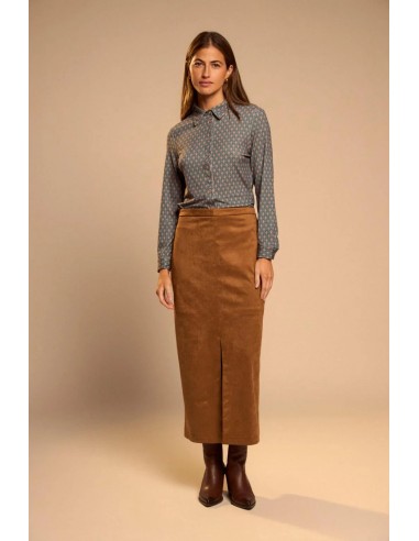 Look completo con camisa Juliana y falda camel