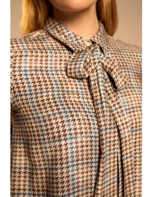 Camisa de pata de gallo camel con lazo Pinia de Bariloche 2