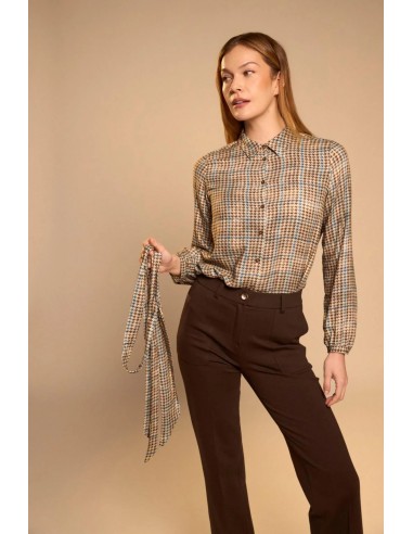 Camisa Pinia con el lazo extraíble en la mano
