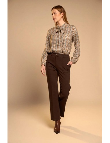 Look completo con camisa Pinia y pantalón marrón