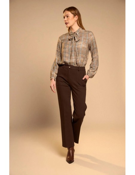 Look completo con camisa Pinia y pantalón marrón