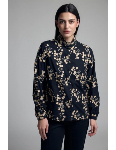 Camisa negra con bordado floral Zenaida de Tinta, vista frontal