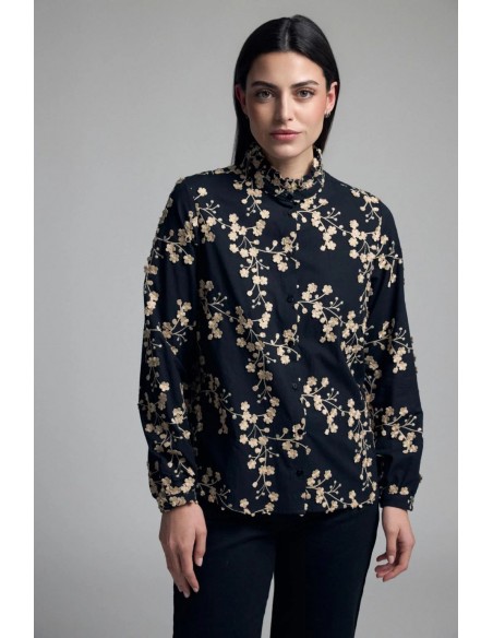 Camisa negra con bordado floral Zenaida de Tinta, vista frontal