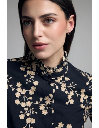 Detalle del bordado floral crudo de la camisa Zenaida