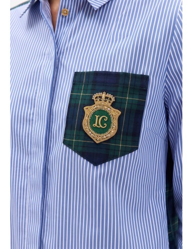 Detalle del bolsillo de tartán con escudo LC bordado