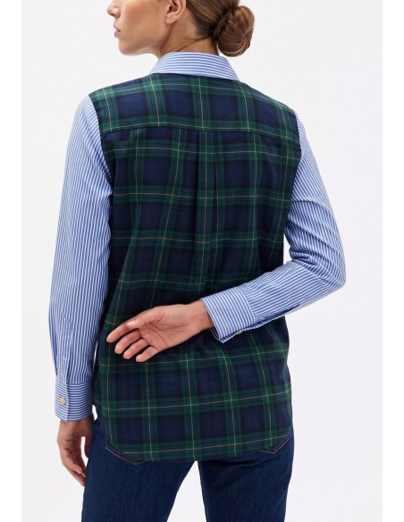 Espalda en tartán verde y azul marino de la camisa de rayas
