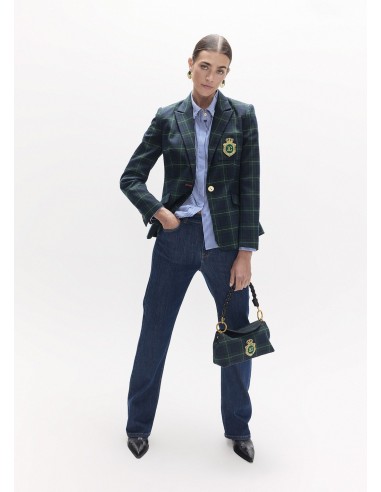 Look con camisa de rayas y americana de cuadro escocés Lola Casademunt