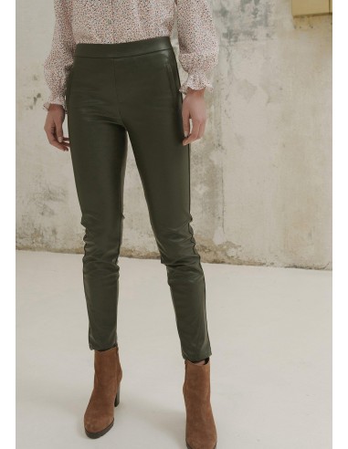 Pantalón "Fonteta" negro de piel sintética con bolsillos laterales.