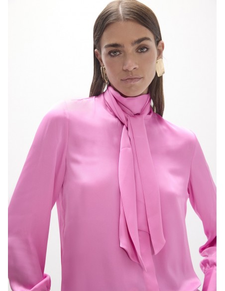 Camisa fluida rosa con lazada Lola Casademunt