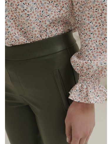 Pantalón "Fonteta" negro de piel sintética con bolsillos laterales.