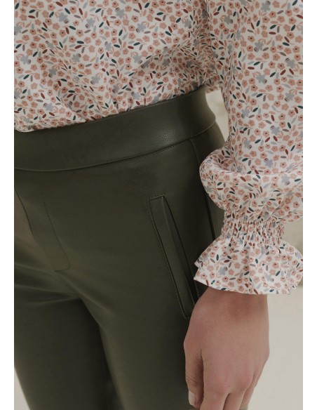 Pantalón "Fonteta" negro de piel sintética con bolsillos laterales.