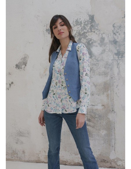 Chaleco Moscú de tweed azul, entallado y con escote pico.