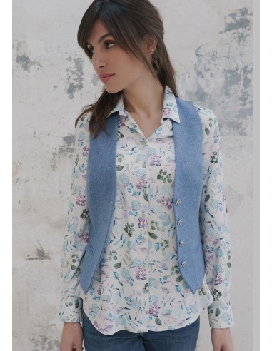 Chaleco Moscú de tweed azul, entallado y con escote pico.