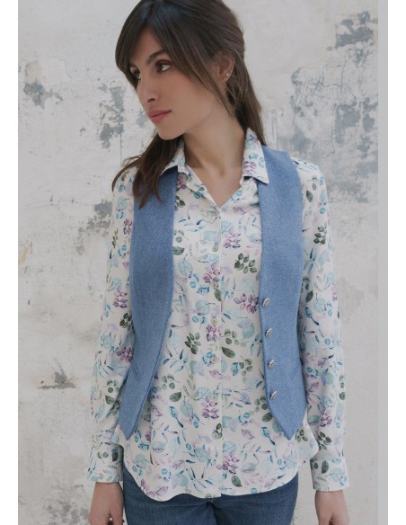 Chaleco Moscú de tweed azul, entallado y con escote pico.