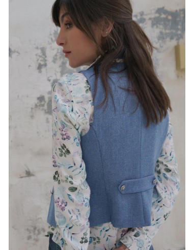Chaleco Moscú de tweed azul, entallado, trabilla en la espalda y con escote pico.
