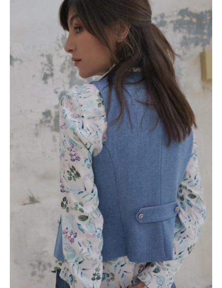 Chaleco Moscú de tweed azul, entallado, trabilla en la espalda y con escote pico.