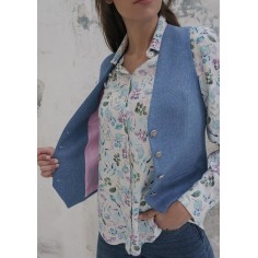 Chaleco Moscú de tweed azul, entallado y con escote pico.