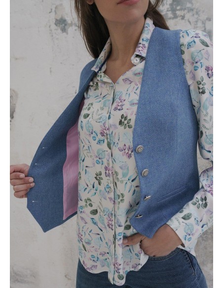 Chaleco Moscú de tweed azul, entallado y con escote pico.