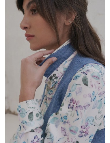 Chaleco Moscú de tweed azul, entallado y con escote pico.