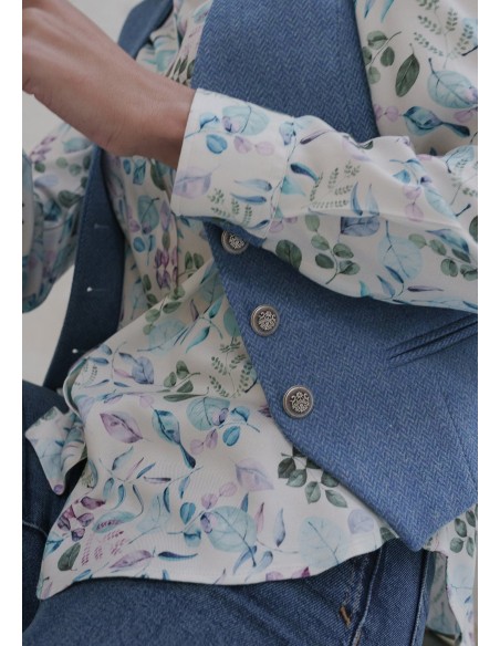 Chaleco Moscú de tweed azul, entallado y con escote pico.