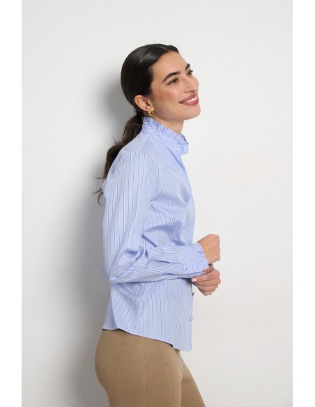 Camisa entallada de rayas celeste con volante Adrano
