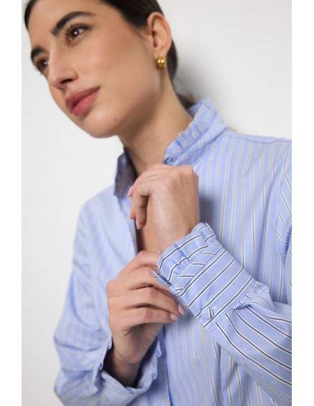Camisa entallada de rayas celeste con volante Adrano