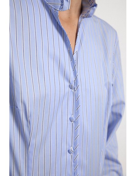 Camisa entallada de rayas celeste con volante Adrano