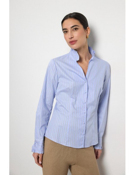 Camisa entallada de rayas celeste con volante Adrano