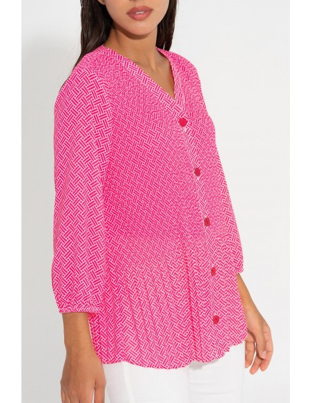 Camisa "Patio" en fucsia: detalle del frente, la manga y el bajo plisado y suelto.