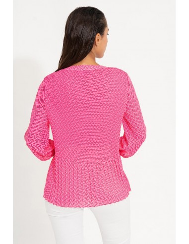 Vista desde la espalda de la camisa "Patio" fucsia