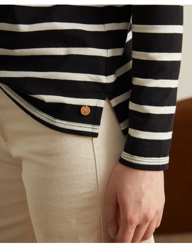 Detalle del bajo de la camiseta de rayas Yerse en el que se ve el logotipo de la marca y una cómoda abertura.