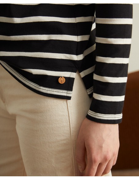 Detalle del bajo de la camiseta de rayas Yerse en el que se ve el logotipo de la marca y una cómoda abertura.