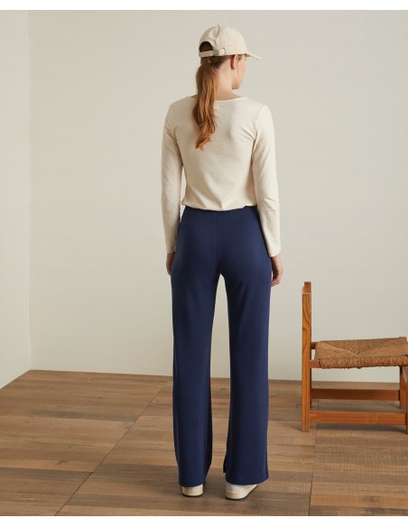 Pantalón fluido wide leg visto desde atrás.