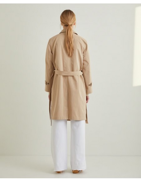 Gabardina watter repelient cuello camisero vista desde atrás. Gabardina watter repelient cuello camisero vista desde atrás.