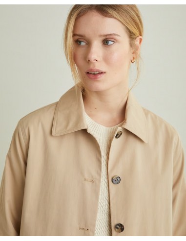 Detalle del cuello y hombros de la gabardina watter repelient cuello camisero de la marca Yerse